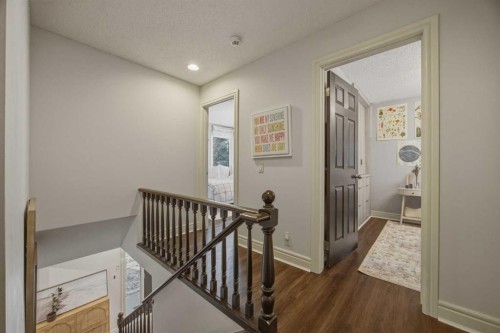 1136 Kildonan Place Sw, Calgary, AB - Indoor Photo Showing Other Room
