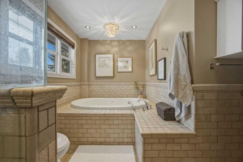 1136 Kildonan Place Sw, Calgary, AB - Indoor Photo Showing Bathroom