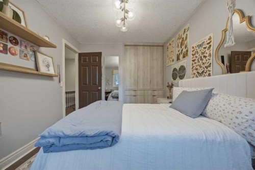 1136 Kildonan Place Sw, Calgary, AB - Indoor Photo Showing Bedroom