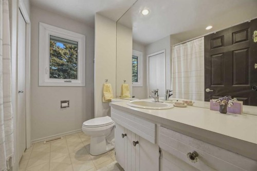 1136 Kildonan Place Sw, Calgary, AB - Indoor Photo Showing Bathroom