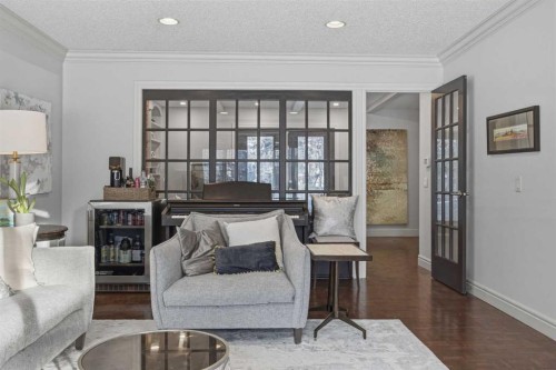1136 Kildonan Place Sw, Calgary, AB - Indoor Photo Showing Living Room