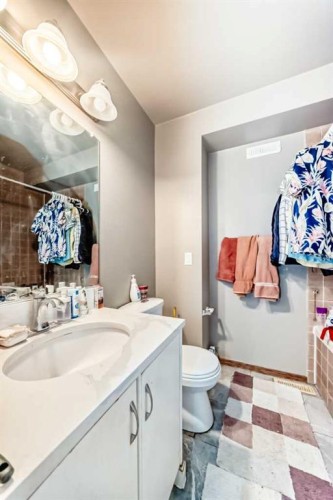 179 Hawkwood Boulevard Nw, Calgary, AB - Indoor Photo Showing Bathroom