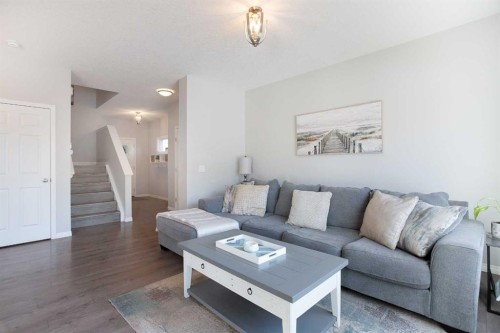 250 Hillcrest Heights Sw, Airdrie, AB - Indoor Photo Showing Living Room