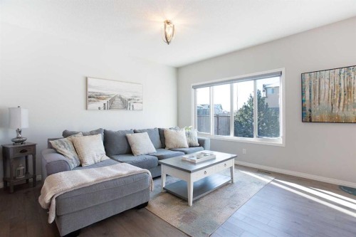 250 Hillcrest Heights Sw, Airdrie, AB - Indoor Photo Showing Living Room