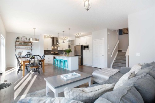 250 Hillcrest Heights Sw, Airdrie, AB - Indoor Photo Showing Living Room