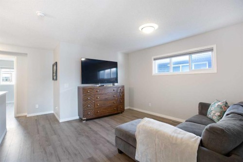 250 Hillcrest Heights Sw, Airdrie, AB - Indoor Photo Showing Living Room