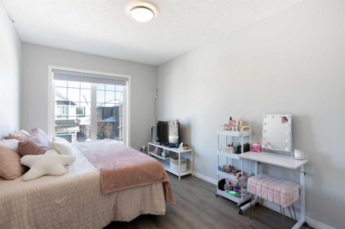 250 Hillcrest Heights Sw, Airdrie, AB - Indoor Photo Showing Bedroom