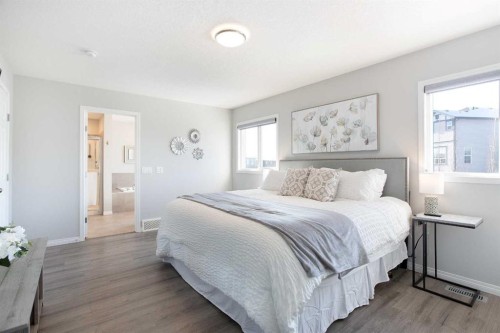 250 Hillcrest Heights Sw, Airdrie, AB - Indoor Photo Showing Bedroom
