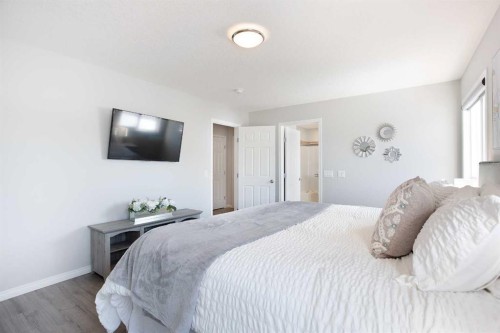 250 Hillcrest Heights Sw, Airdrie, AB - Indoor Photo Showing Bedroom