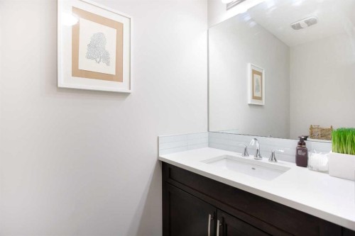 2 Osborne Common Sw, Airdrie, AB - Indoor Photo Showing Bathroom