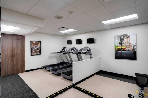 1001A-500 Eau Claire Avenue Sw, Calgary, AB - Indoor Photo Showing Gym Room
