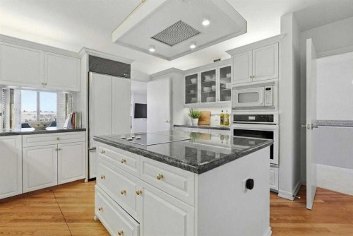 1001A-500 Eau Claire Avenue Sw, Calgary, AB - Indoor Photo Showing Kitchen With Upgraded Kitchen