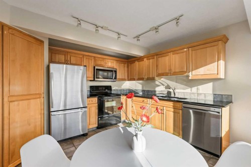 392 Killarney Glen Court Sw, Calgary, AB - Indoor Photo Showing Kitchen