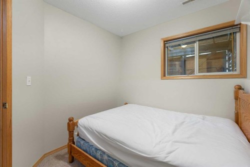 622 3 Street, Strathmore, AB - Indoor Photo Showing Bedroom