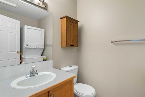 622 3 Street, Strathmore, AB - Indoor Photo Showing Bathroom