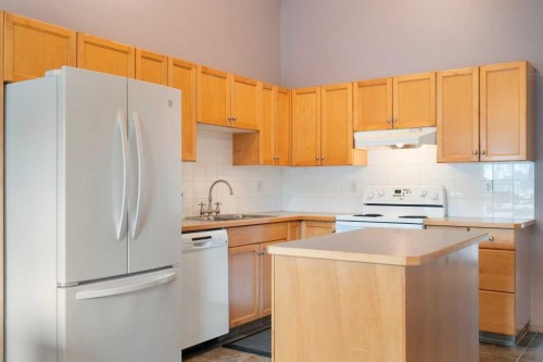 622 3 Street, Strathmore, AB - Indoor Photo Showing Kitchen