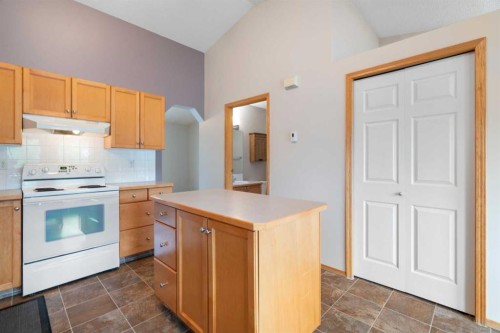 622 3 Street, Strathmore, AB - Indoor Photo Showing Kitchen