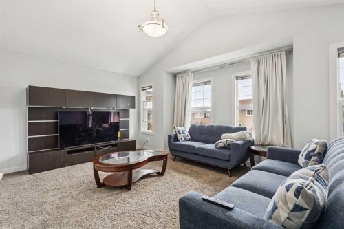 325 Evanspark Gardens Nw, Calgary, AB - Indoor Photo Showing Living Room