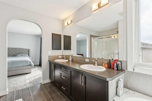 325 Evanspark Gardens Nw, Calgary, AB - Indoor Photo Showing Bathroom