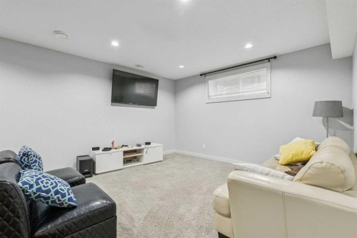 325 Evanspark Gardens Nw, Calgary, AB - Indoor Photo Showing Other Room