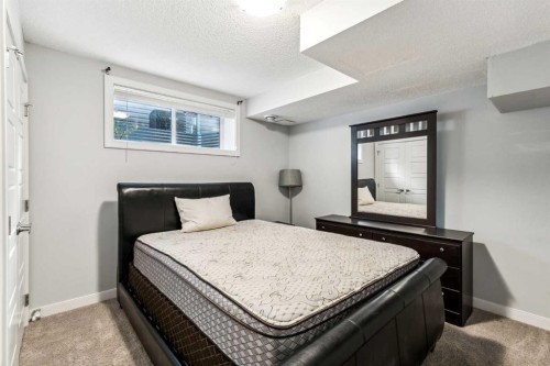 325 Evanspark Gardens Nw, Calgary, AB - Indoor Photo Showing Bedroom