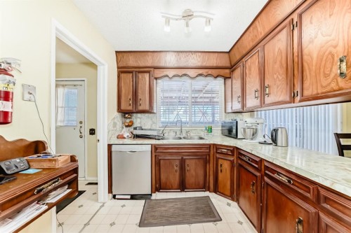 557 Rundleville Place Ne, Calgary, AB - Indoor Photo Showing Kitchen With Double Sink