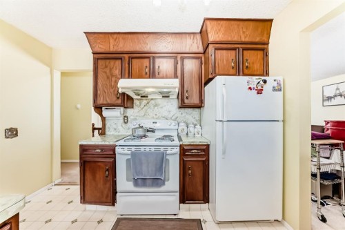 557 Rundleville Place Ne, Calgary, AB - Indoor Photo Showing Kitchen
