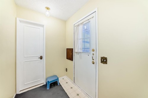 557 Rundleville Place Ne, Calgary, AB - Indoor Photo Showing Other Room