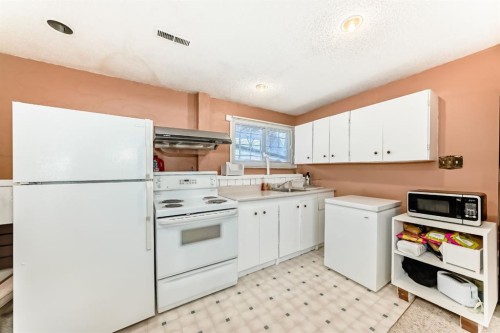 557 Rundleville Place Ne, Calgary, AB - Indoor Photo Showing Kitchen