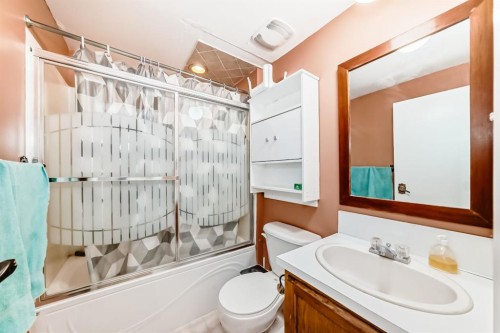557 Rundleville Place Ne, Calgary, AB - Indoor Photo Showing Bathroom