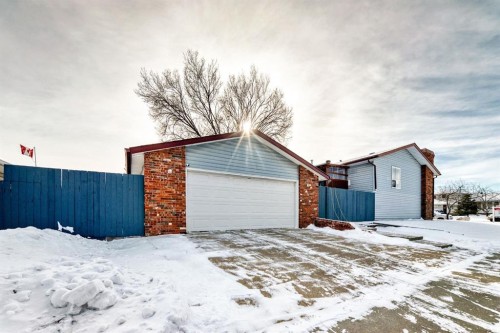 557 Rundleville Place Ne, Calgary, AB - Outdoor