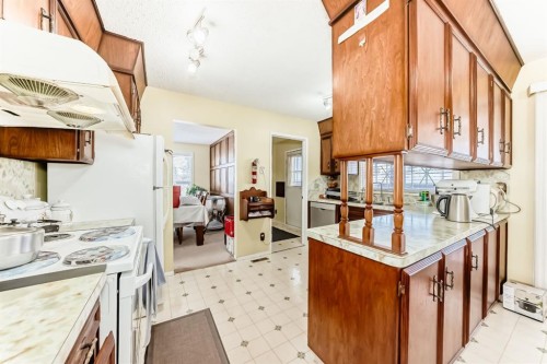 557 Rundleville Place Ne, Calgary, AB - Indoor Photo Showing Kitchen