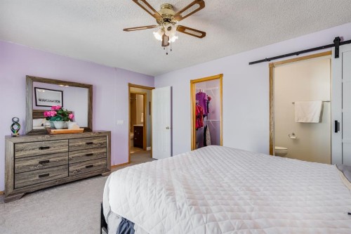 120 Hidden Ranch Crescent Nw, Calgary, AB - Indoor Photo Showing Bedroom
