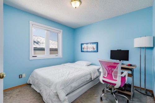 120 Hidden Ranch Crescent Nw, Calgary, AB - Indoor Photo Showing Bedroom