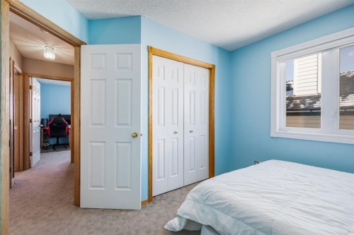 120 Hidden Ranch Crescent Nw, Calgary, AB - Indoor Photo Showing Bedroom