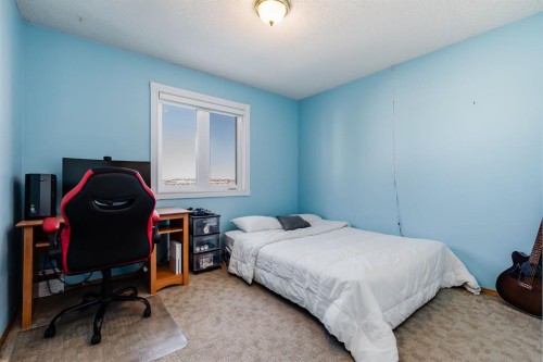 120 Hidden Ranch Crescent Nw, Calgary, AB - Indoor Photo Showing Bedroom