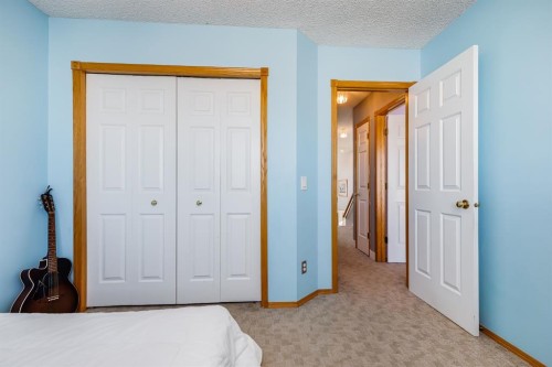 120 Hidden Ranch Crescent Nw, Calgary, AB - Indoor Photo Showing Bedroom