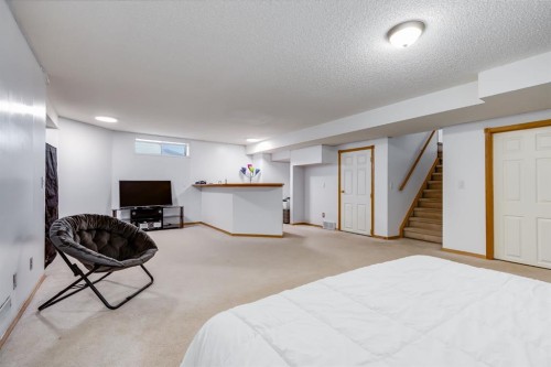 120 Hidden Ranch Crescent Nw, Calgary, AB - Indoor Photo Showing Bedroom