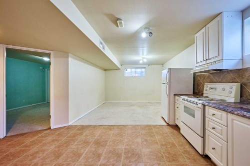 215 Coventry Green Ne, Calgary, AB - Indoor Photo Showing Kitchen