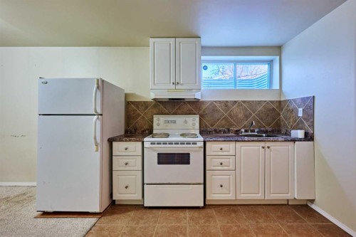 215 Coventry Green Ne, Calgary, AB - Indoor Photo Showing Kitchen