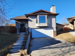 48 Bermondsey Court NW Calgary, AB T3K 1V7