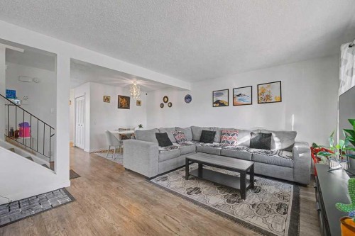 332 Abinger Crescent Ne, Calgary, AB - Indoor Photo Showing Living Room