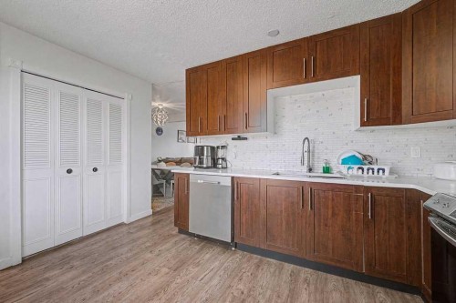332 Abinger Crescent Ne, Calgary, AB - Indoor Photo Showing Kitchen