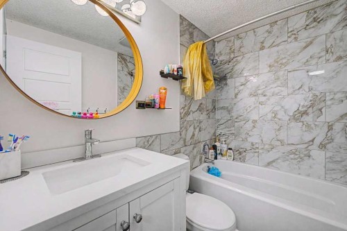 332 Abinger Crescent Ne, Calgary, AB - Indoor Photo Showing Bathroom