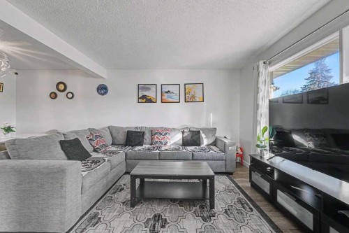 332 Abinger Crescent Ne, Calgary, AB - Indoor Photo Showing Living Room