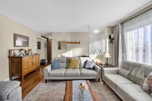 2110 16 Avenue, Didsbury, AB - Indoor Photo Showing Living Room