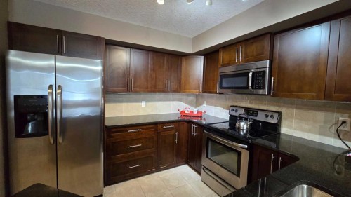 128-500 Rocky Vista Gardens Nw, Calgary, AB - Indoor Photo Showing Kitchen