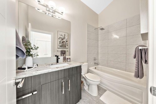 1126 40 Street Sw, Calgary, AB - Indoor Photo Showing Bathroom