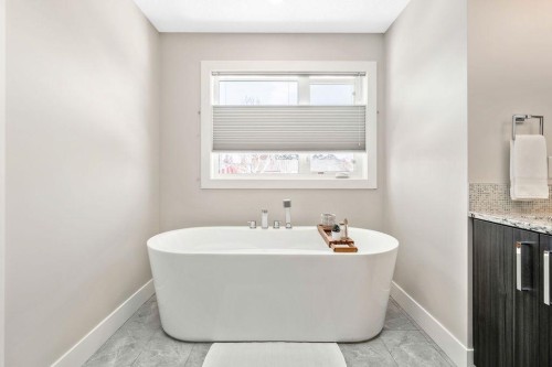1126 40 Street Sw, Calgary, AB - Indoor Photo Showing Bathroom