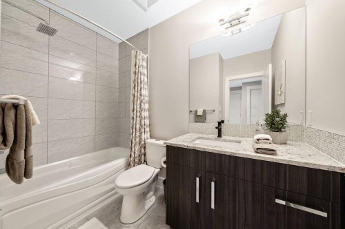 1126 40 Street Sw, Calgary, AB - Indoor Photo Showing Bathroom
